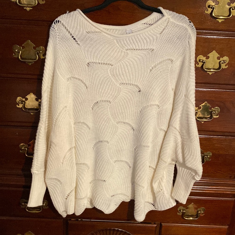 Beautiful white bat wing long cuffed sleeves. Size medium $15.00